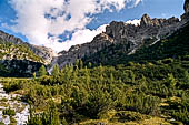 Trekking nel Parco Naturale Puez-Odle. La lunga discesa dal Rifugio Puez a Selva in Valgardena lungo la Vallelunga. 